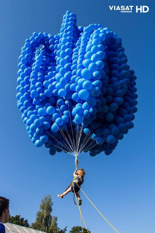Воздушный шарик наполненный гелием взлетает в воздухе. Шары воздушные в воздухе. Воздушный шар поднимает. Гелевый шар на котором летают. Взлет воздушного шара.
